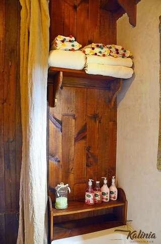 Отели типа «постель и завтрак» Kalinia Guesthouse B&B Ковачевица Трехместный номер Делюкс с видом на горы-4