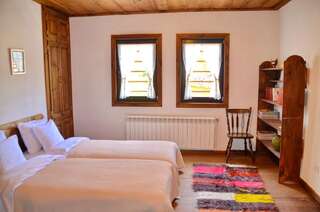 Отели типа «постель и завтрак» Kalinia Guesthouse B&B Ковачевица Трехместный номер Делюкс с видом на горы-5