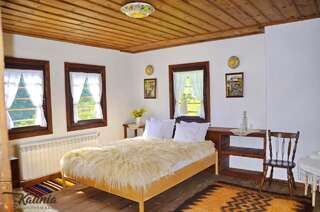 Отели типа «постель и завтрак» Kalinia Guesthouse B&B Ковачевица Трехместный номер Делюкс с балконом, вид на горы-1